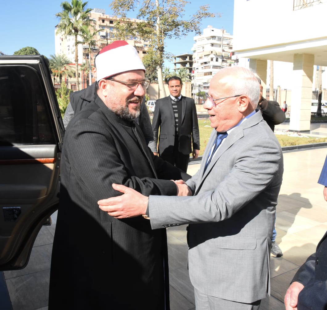 محافظ بورسعيد يستقبل وزير الأوقافقبل صلاة الجمعة بمسجد السلام  (3)